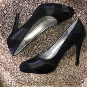 NWT Tahari Carmela Black Suede & Satin Pumps